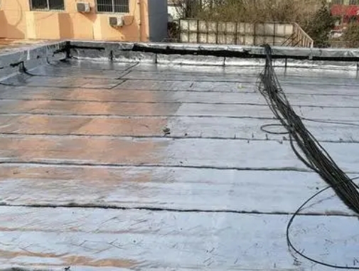 抚顺卫生间漏水维修公司分享下抚顺屋面楼顶防水刚性防水层施工要点。